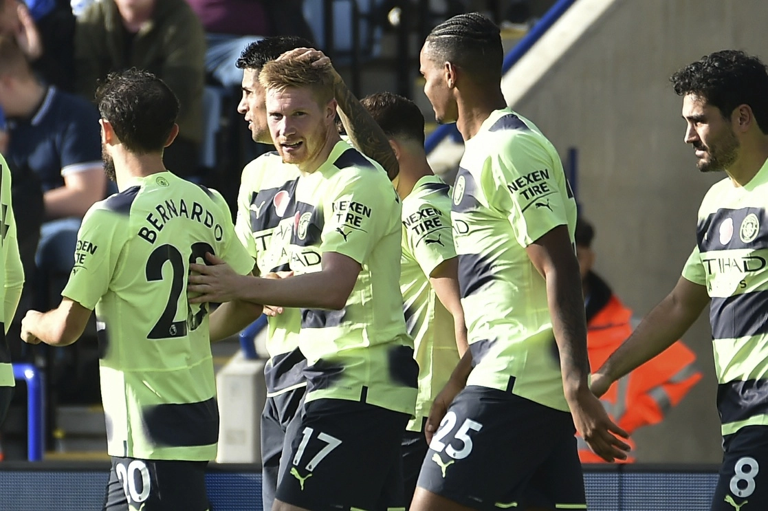 Kevin de Bruyne del Manchester City celebra su anotación ante el Leicester, en el duelo de la fecha 14 de la Liga Premier. Foto Ap