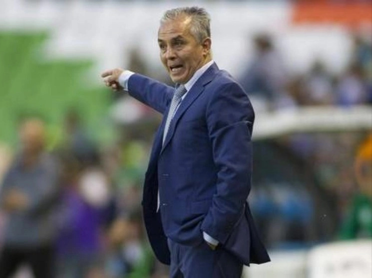 Aunque la Liga Mx tiene mejores salarios que Argentina o Chile, ese no es el principal factor que impide a los mexicanos migrar a Europa, dijo el entrenador Sergio Bueno al asegurar que faltan conexiones con los clubes del viejo continente. Foto Jam Media / Archivo