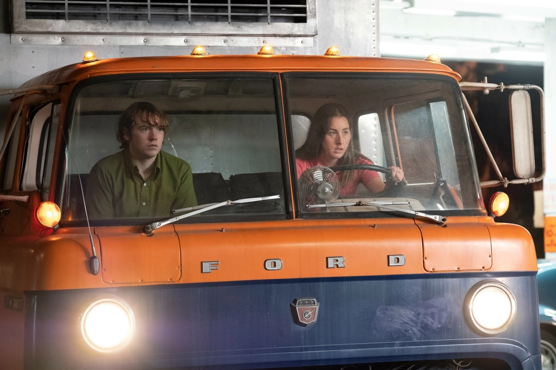La cinta es el debut en el mundo actoral de la música Alana Haim, quien aparece en un fotograma con Cooper Hoffman. Foto Universal Pictures