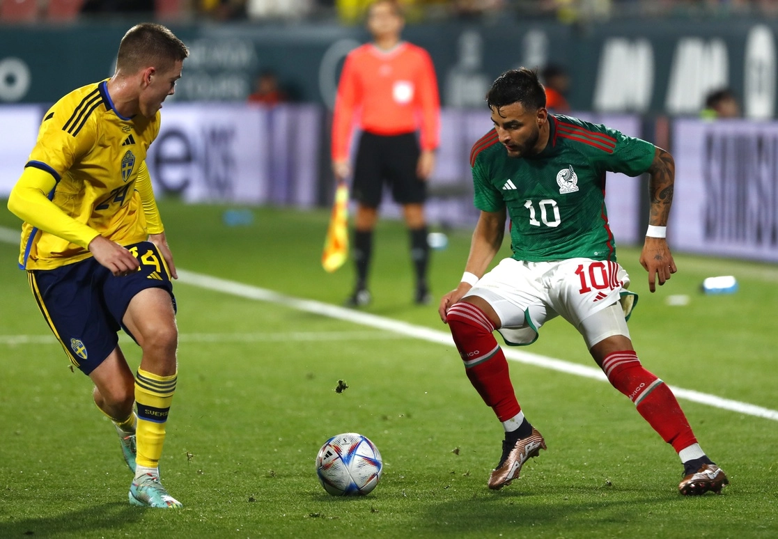 Alexis Vega dribla el balón ante la marca del sueco Emil Alfons Holm, en el duelo amistoso jugado en el estadio Montilivi de Girona, España. Foto Ap