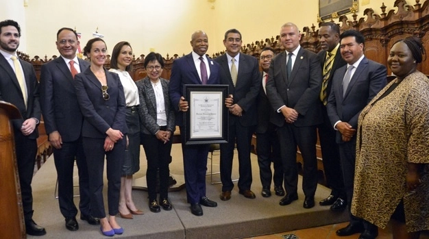 Más tarde, el alcalde de Nueva York recibió de manos de la rectora de la Universidad Autónoma de Puebla (UAP), el Doctor Honoris Causa. Foto buap.mx

