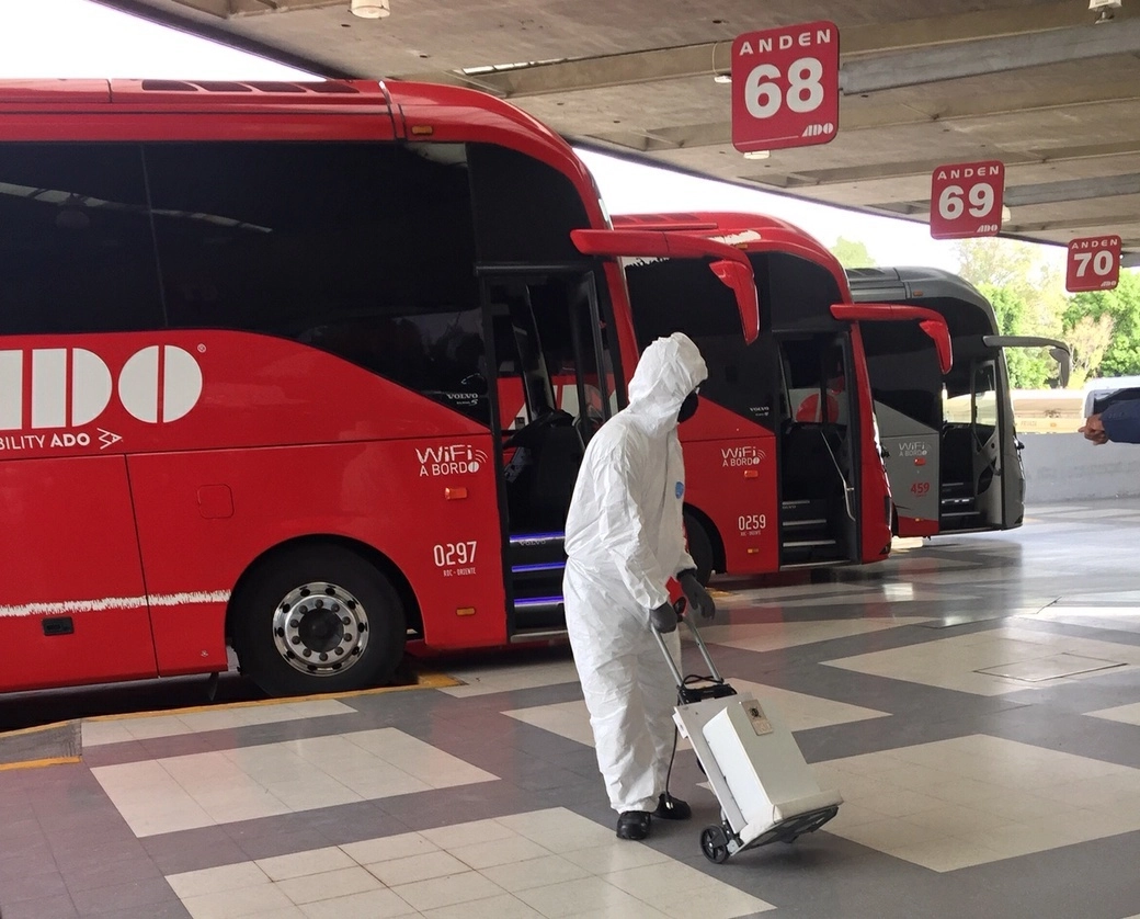 Limpieza en una central de autobuses en la Ciudad de México. Foto Guillermo Sologuren / Archivo