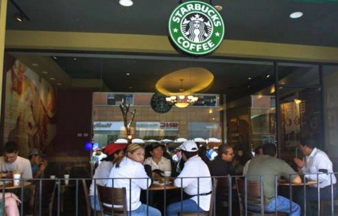 Poco más de uno de cada dos pesos que invertirá el próximo año la operadora de restaurantes Alsea, que administra franquicias de Starbucks, Domino's Pizza y Burger King en el país, lo hará en México y Sudamérica. Foto María Maléndrez Parada / Archivo