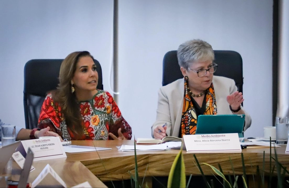 La titular de Semarnat, Alicia Bárcena (der) realizó en conjunto con la gobernadora de Quintana Roo, Mara Lezama (izq) una visita al Centro de Monitoreo del Sargazo. Foto tomada de la cuenta de X 