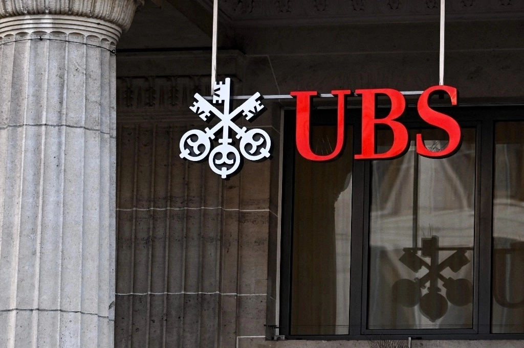 Con un papel crucial de los cambios políticos en EU, desde el impacto de los aranceles hasta el potencial de la desregulación, los mercados accionarios estadunidenses podrían registrar un rendimiento sólido en 2025, prevé UBS. Oficinas de UBS en Suiza. Foto Afp / Archivo