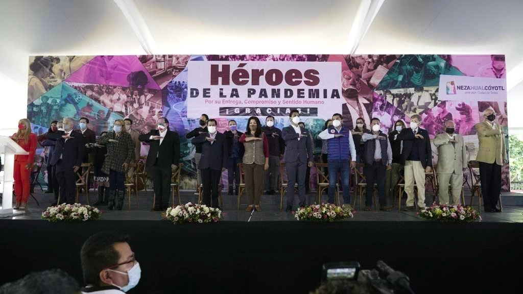En el municipio Nezahualcóyotl se realizó un homenaje a médicos y enfermeras participaron en las jornadas de vacunación, el 20 de octubre de 2021. Foto tomada del Twitter de @JuanHugoNeza
