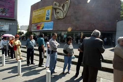 Jubilados del Seguro Social hacen fila para cobrar sus pensiones. Foto Guillermo Sologuren / Archivo