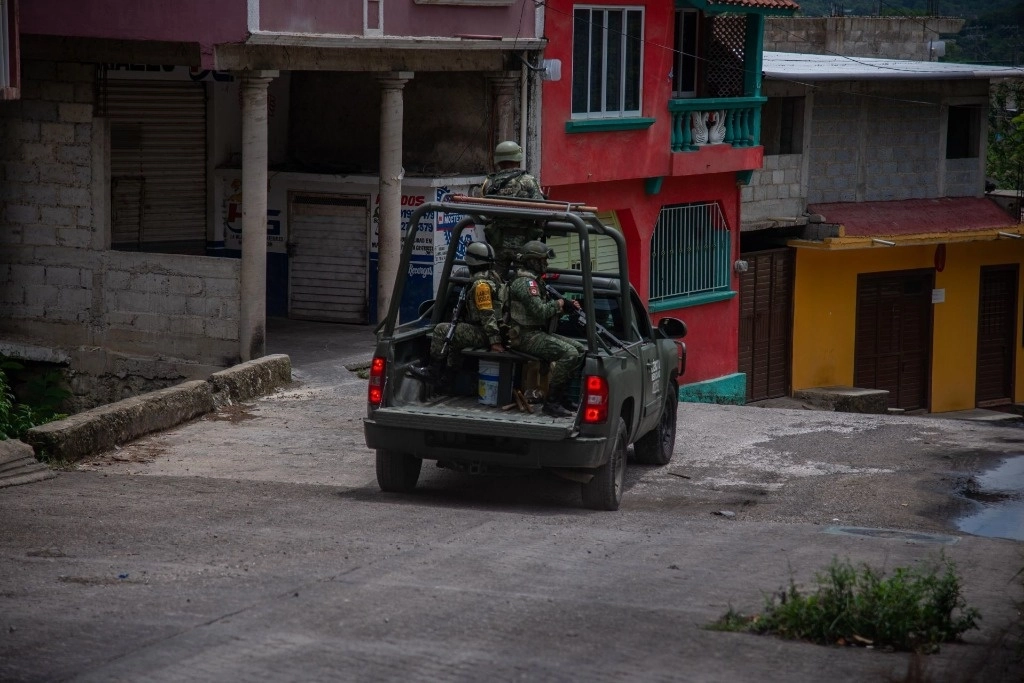Soldados recorren las calles de Tila, Chiapas, que lucen vacías luego que sus pobladores huyeron debido a los enfrentamientos entre grupos rivales. Foto Cuartoscuro