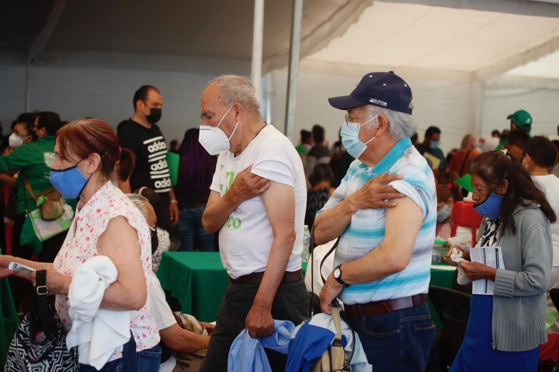 La mayoría de los adultos mayores de 60  años en la CDMX ya recibieron la segunda dosis de la vacuna contra el Covid-19. Foto Cristina Rodríguez