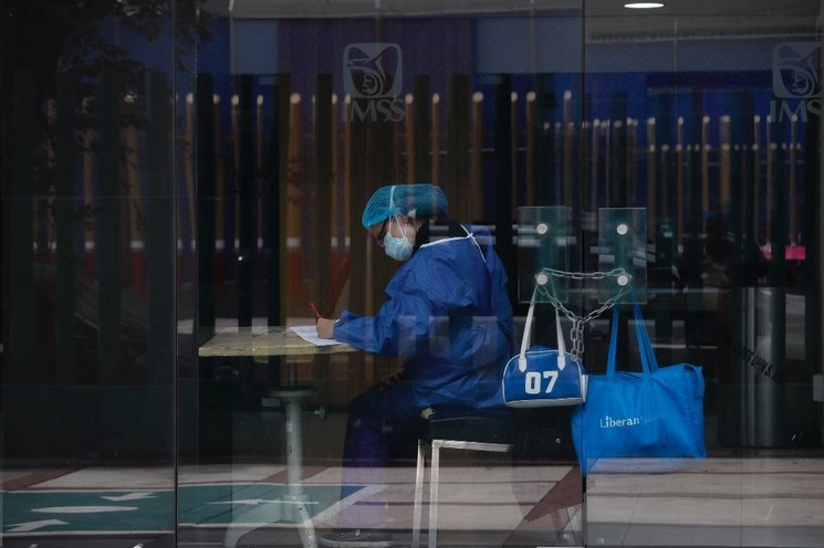 Personal médico en la zona de TRIAGE del Hospital de Especialidades Siglo XXI del IMSS, durante el semáforo naranja de la pandemia de Covid-19, en la CDMX. Foto Cristina Rodríguez 