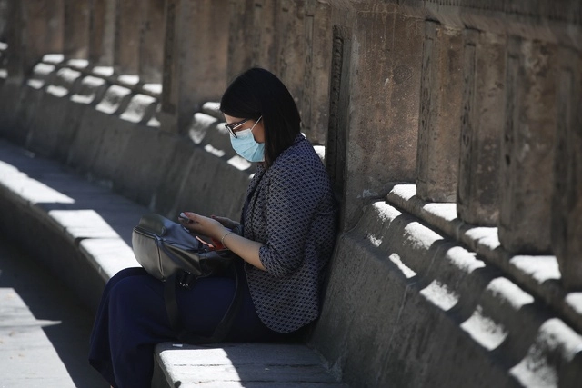 Una mujer utiliza un teléfono móvil en imagen de archivo. Foto Cristina Rodríguez