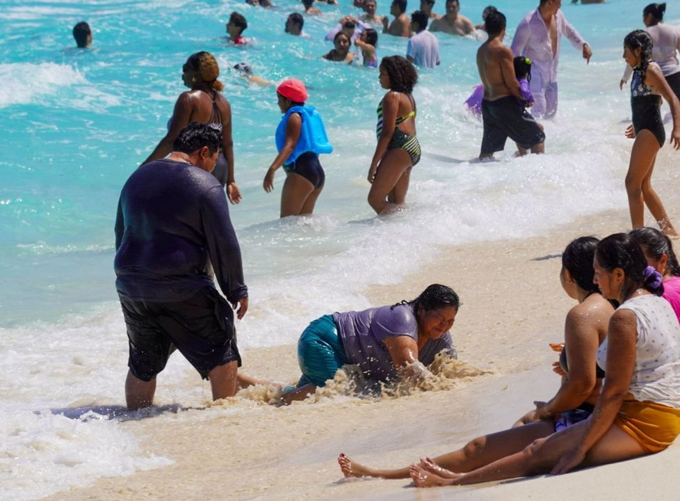 Turistas disfrutan de sus vacaciones de Semana Santa en Cancún, Quintana Roo, el 18 de abril de 2025. Foto 