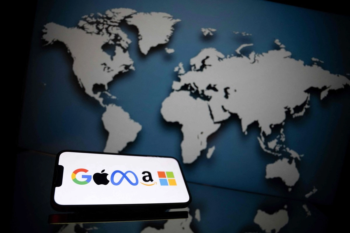 Esta fotografía muestra los logotipos de la principal marca de comunicación, también llamada GAFAM (Google, Apple, Meta, Amazon y Microsoft), en Mulhouse, este de Francia. Foto