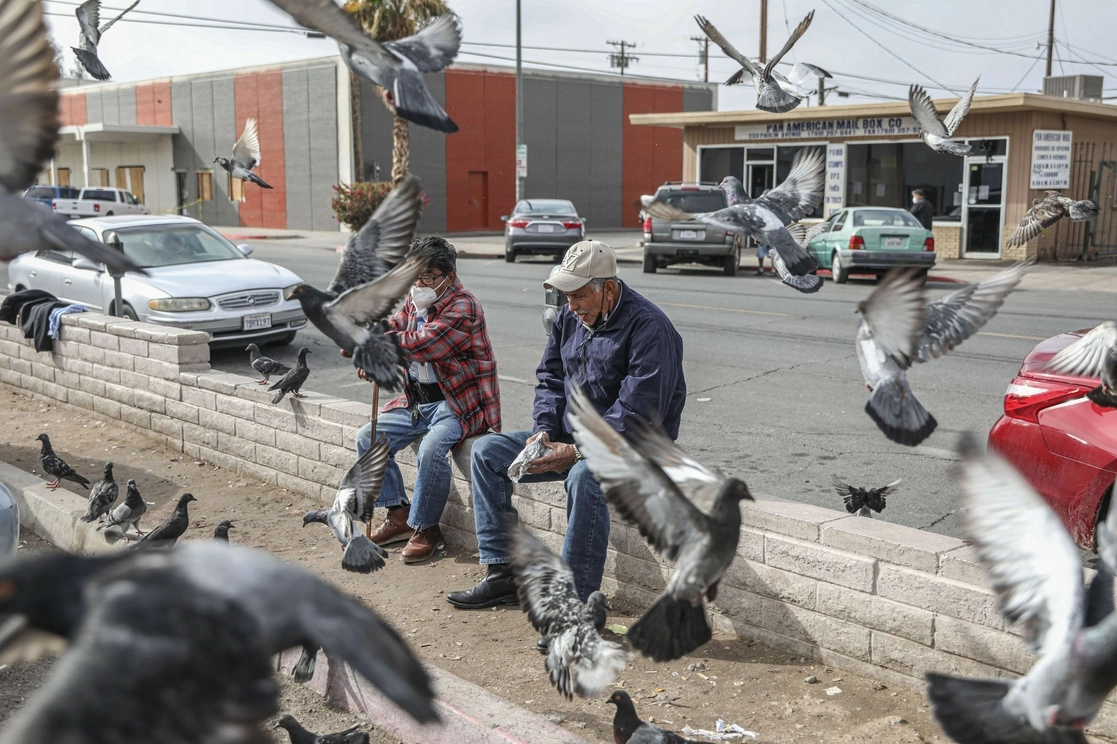 Legisladores republicanos y grupos conservadores se oponen al plan de migración de Biden. En la imagen, jornaleros en espera de contratación en Calexico, California. Foto Afp