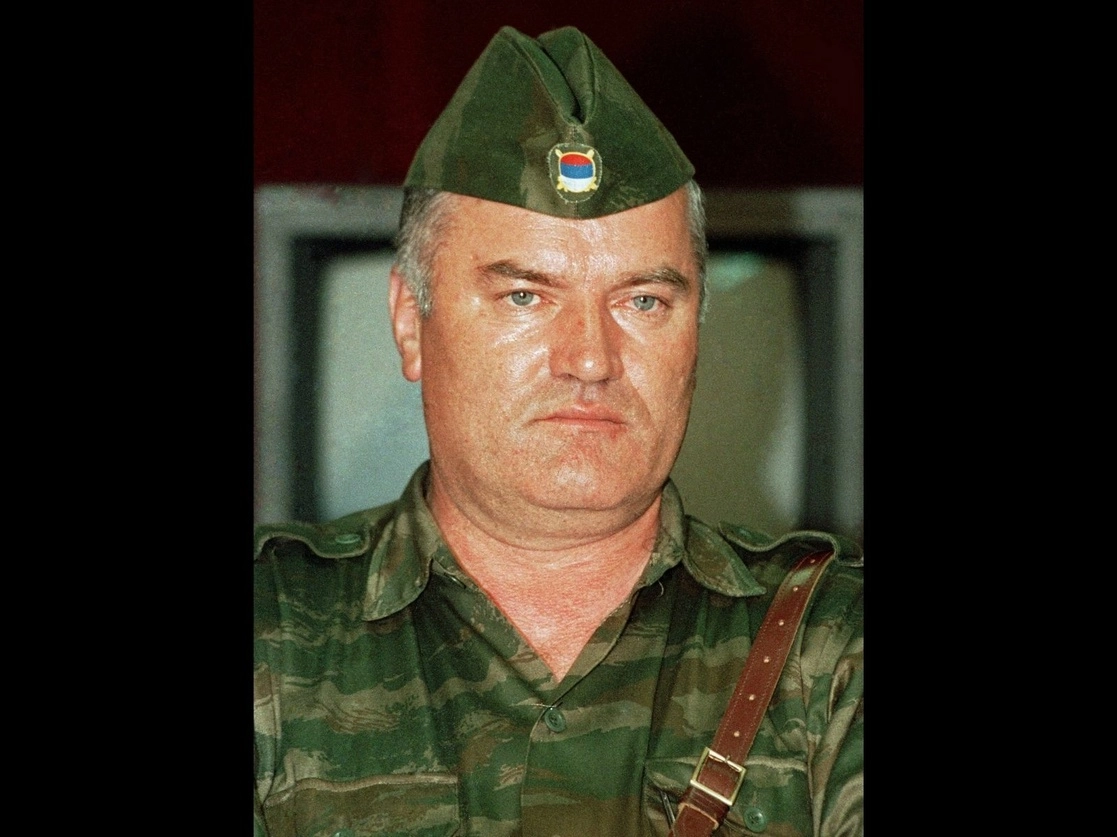 Un panel de jueces de Naciones Unidas anunció que el próximo 8 de junio dará su veredicto sobre la apelación que presentó el ex jefe militar serbiobosnio Ratko Mladic, condenado a cadena perpetua por su papel en la masacre de 1995 en la ciudad de Srebrenica. Foto Ap / Archivo