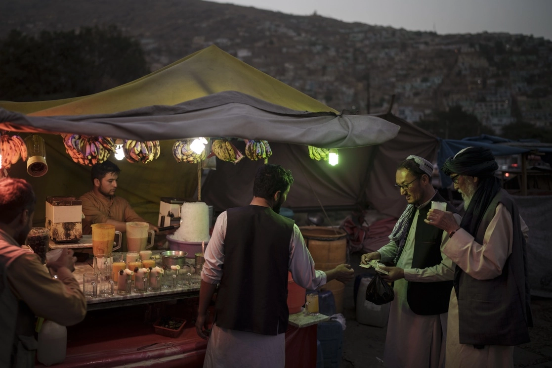 Afganos compran jugo en un mercado de Kabul, el 10 de septiembre de 2021. Foto Ap