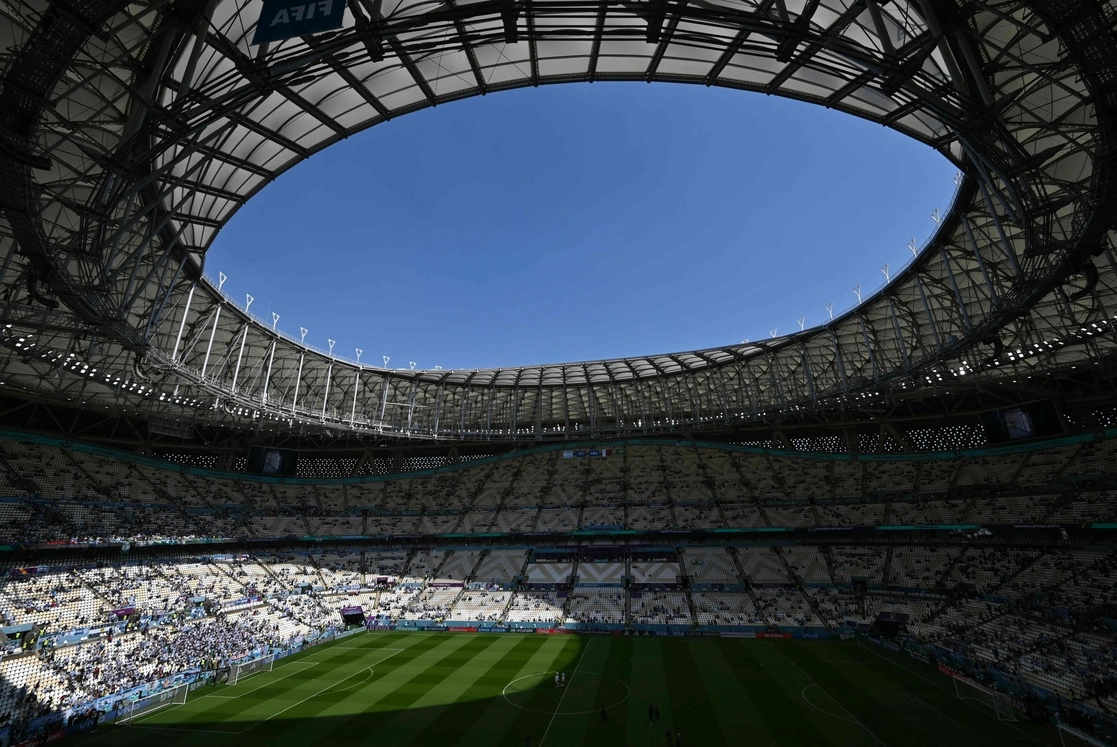 BBVA estima que los migrantes que construyeron estadios y edificaciones para el Mundial de Qatar 2022 provienen de más de 30 países. Foto Afp