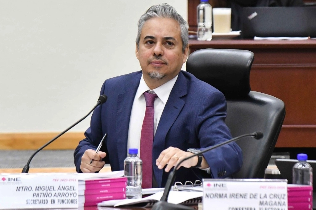 Hasta el mediodía de este sábado, el 98% de los paquetes electorales han sido entregados a los presidentes de las más de 170 mil casillas que serán instaladas en el país, informó el director ejecutivo de organización electoral, Miguel Ángel Patiño. Foto Mario Jasso / Cuartoscuro / La Jornada