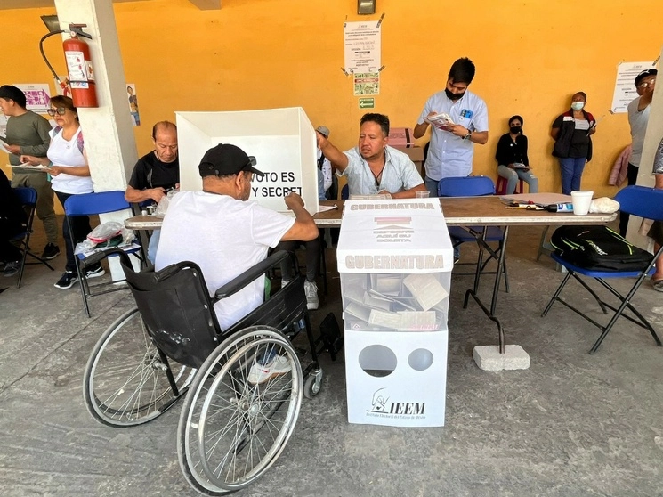 Ciudadanos emiten su voto en las elecciones gubernamentales del Estado de México, en el municipio de Chimalhuacán, el 4 de junio de 2023. Foto Luis Castillo


