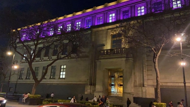 La sede de la Suprema Corte de Justicia de la Nación con iluminación morada a propósito del Día Internacional de la Mujer. Foto @ArturoZaldivarL