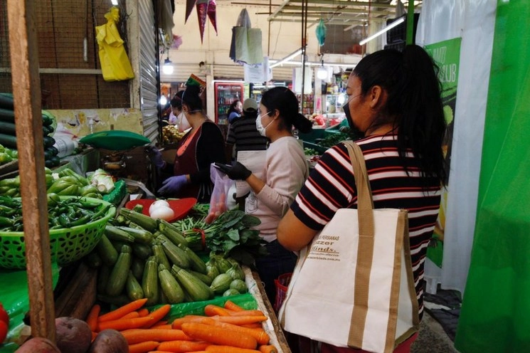 Distribución de alimentos en el Mercado 377 anexo de Xochimilco. Foto Cristina Rodríguez