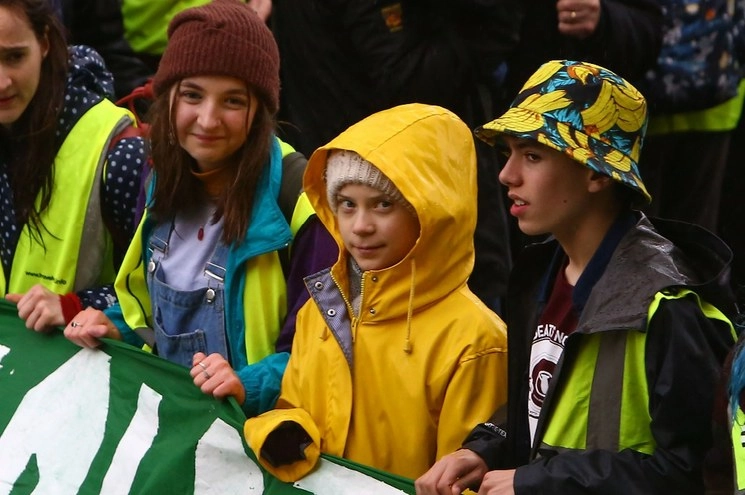 "El activismo funciona, así que les pido que actúen", dijo Greta Thunberg a los jóvenes británicos que participaban en una marcha por el clima en Bristol, en el suroeste de Inglaterra. Foto Afp