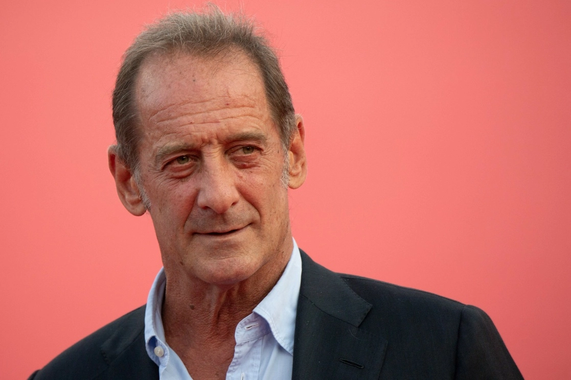 El actor Vincent Lindon posa a su llegada a la alfombra roja durante el 47° Festival de Cine de Deauville en Deauville, oeste de Francia, el 14 de septiembre de 2021. Foto Afp