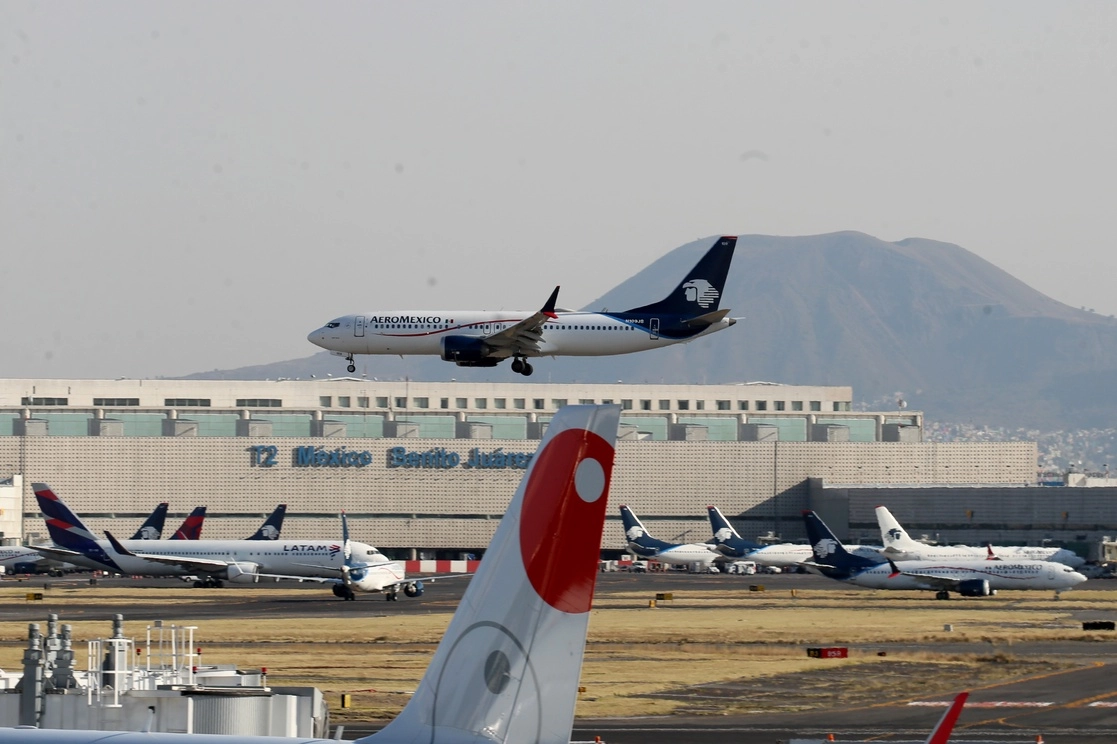 Al menos hasta 2027 el Benito Juárez seguirá siendo el principal aeropuerto de México para vuelos comerciales, tanto por su capacidad como cercanía a la capital, reportó Standard & Poor's. Foto Roberto García Ortiz / Archivo
