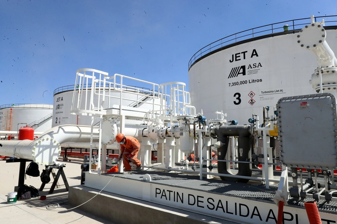 Detalle del recorrido por la terminal de combustibles del Aeropuerto Internacional Felipe Ángeles, ayer. Foto Roberto García Ortiz