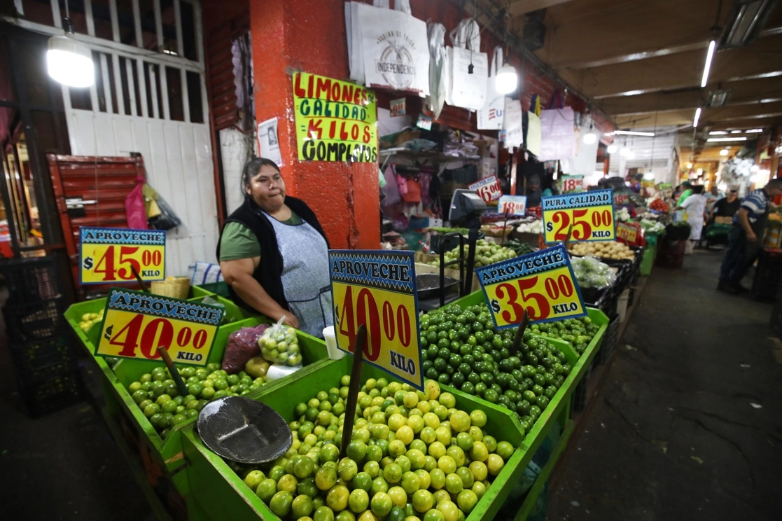 El limón es el producto que muestra el mayor encarecimiento con 113 por ciento, luego de que el kilogramo pasó en el último año de 41.2 a 88.1 pesos. Foto Yazmín Ortega Cortés / Archivo