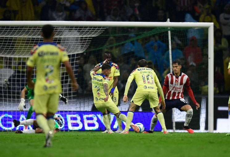 En la octava fecha de la Liga Mx, las Águilas doblegaron al Guadalajara en el clásico nacional. Brian Rodríguez (número 7 en la imagen) abrió el marcador, Diego Valdés anotó un doblete y Alejandro Zendejas cerró la cuenta ayer en el estadio Azteca. El ‘Rebaño’ sólo tuvo contados remates a portería. Foto Afp 
