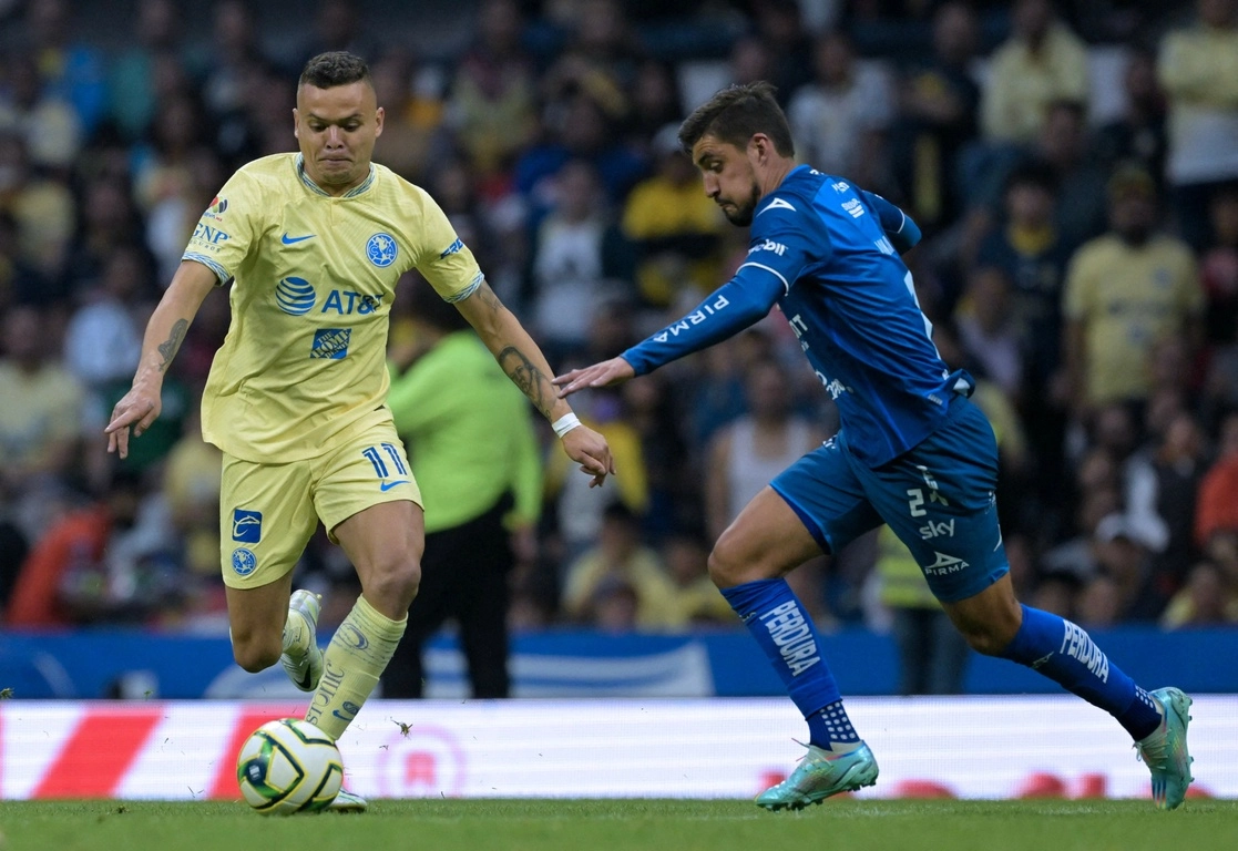 El americanista Jonathan Rodríguez y José Carlos Van Rankin del Necaxa disputan el esférico durante el encuentro. Foto Afp