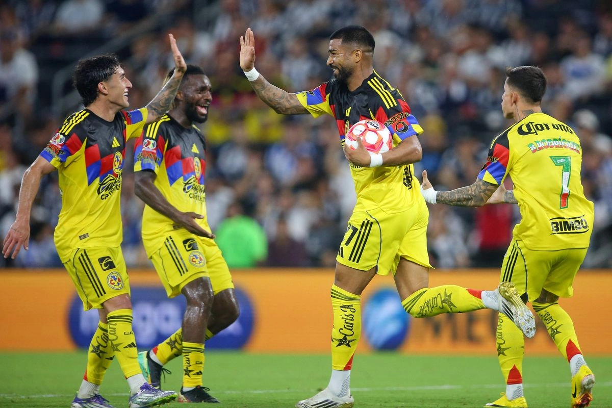 Jugadores del América celebran sus anotaciones que les dieron el empate ante Rayados. Foto