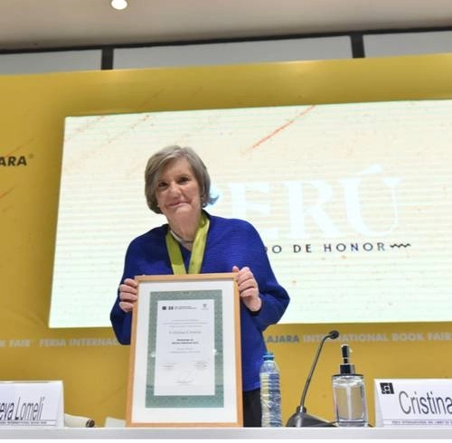 Cristina Urrutia en la pasada FIL de Guadalajara, durante la entrega del reconocimiento. Foto Fernanda Velázquez/UdeG
