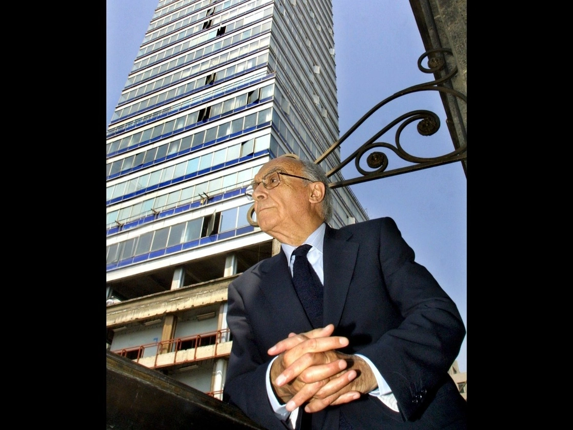 Con diversas actividades a lo largo de 2022 se celebrará el centenario del natalicio del Nobel de Literatura José Saramago, que será el 16 de noviembre. En colaboración con otras entidades, la fundación que lleva el nombre del escritor portugués ha preparado un programa con cuatro ejes: biografía, lectura, publicaciones y encuentros académicos. Imagen de su visita a México en 2003. Foto Marco Peláez