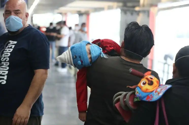 Al iniciar el viernes el uso obligatorio del cubrebocas en toda la red del Sistema de Transporte Colectivo Metro, se realizó por la mañana la entrega intensiva del accesorio a la entrada de la terminal de la Línea 9 en Pantitlán. Foto José Antonio López