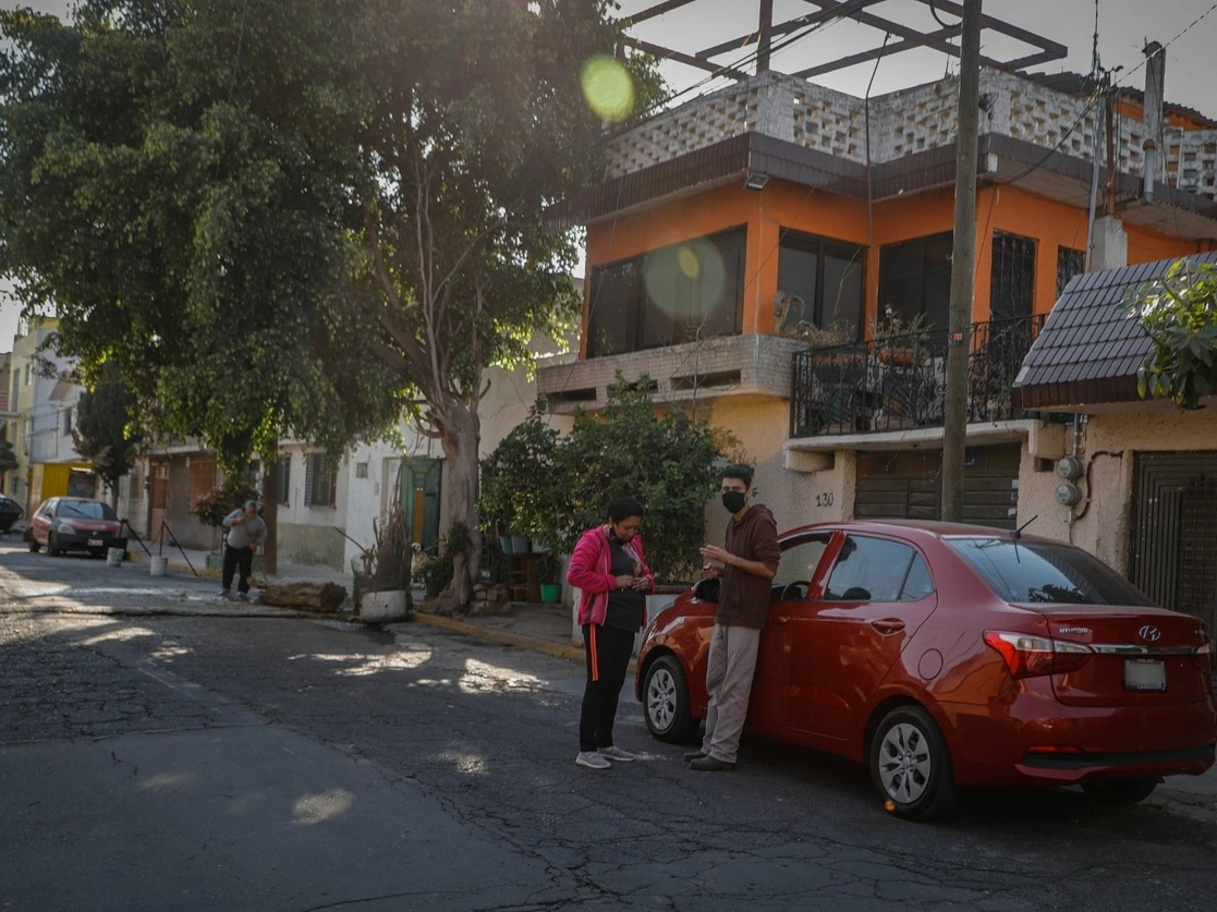 Durante el apagón masivo de ayer, en Nezahualcóyotl, estado de México. Foto Xinhua
