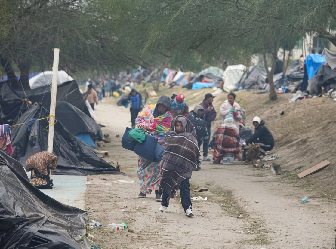 Decenas de migrantes en un refugio improvisado en Matamoros, Tamaulipas, donde la temperatura al amanecer de ayer fue de 3 grados. Foto Ap 