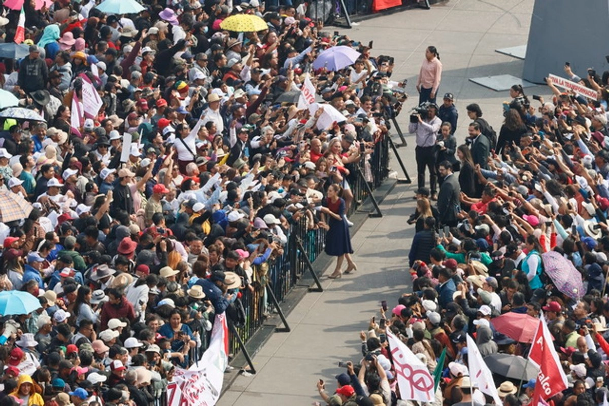 Miles de personas acuedieron al Zócalo de la CDMX el sábado 7 de noviembre para celebrar siete años de gobiernos de la Cuarta Transformación. Foto 