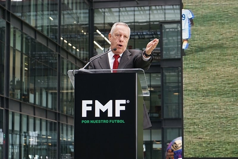 El ex presidente de la Comisión de Árbitros, quien fue severamente cuestionado durante su gestión, dice que hoy se hacen estrellas a los silbantes con tantos comentarios que reciben en las transmisiones. Foto FMF 