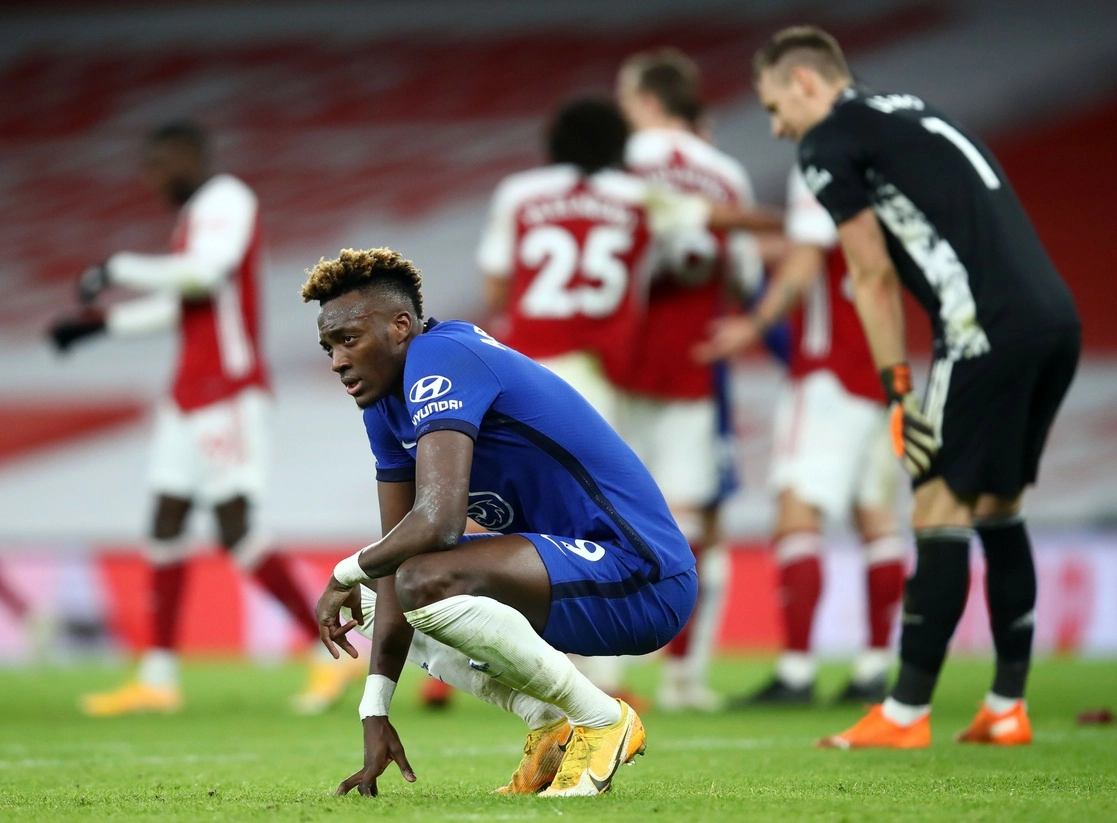 Jugadores del Arsenal (al fondo) celebran el triunfo. Afp