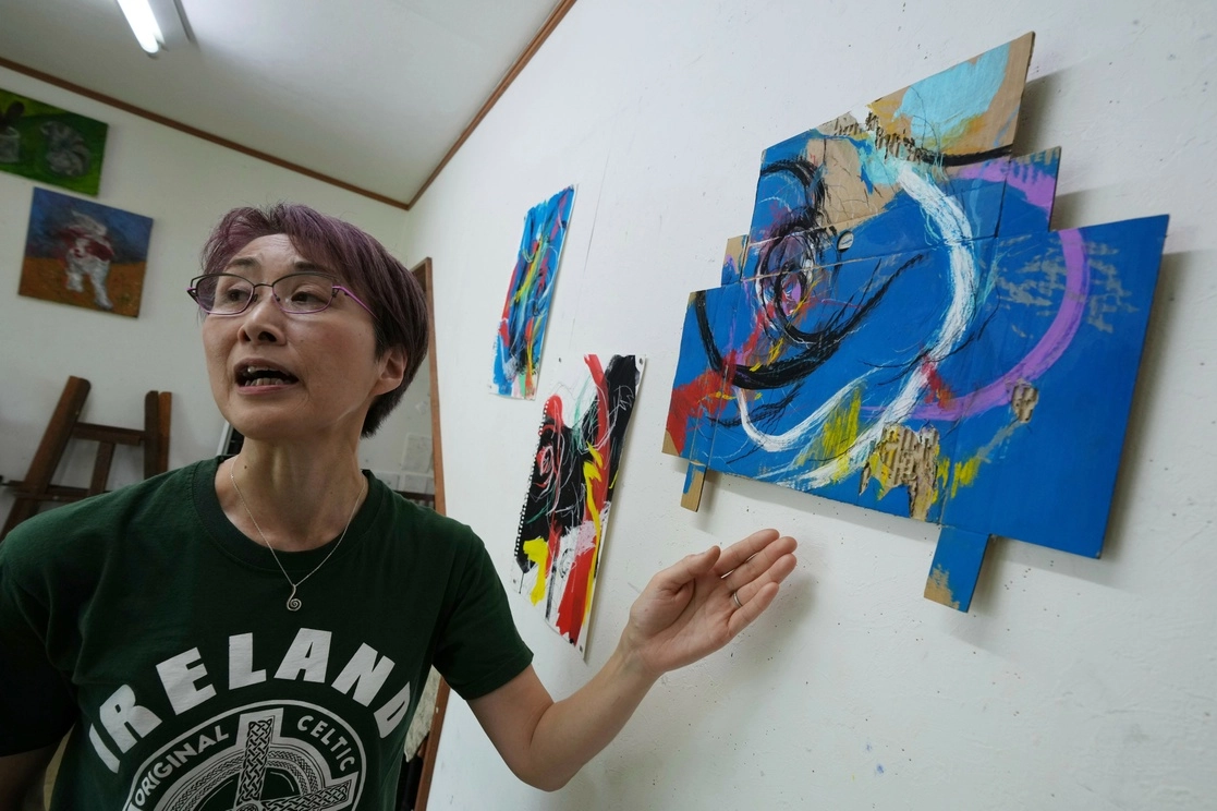 Diseñadores y artistas como Miwauko Sakauchi han expresado en sus obras la frustración y miedo por la realización de los JO de Tokio. Foto Ap