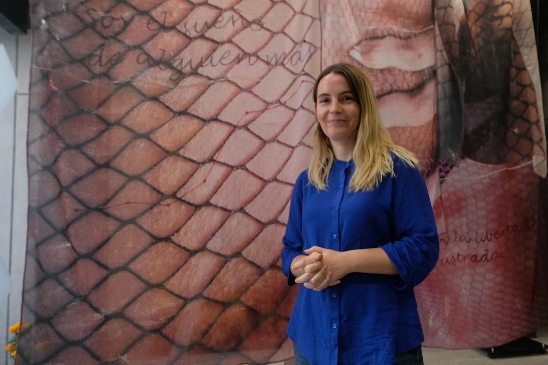 La artista visual Aisha Ascóniga explica que desde hace 10 años su obra contiene carácter de protesta y temáticas sociales. Foto José Antonio López