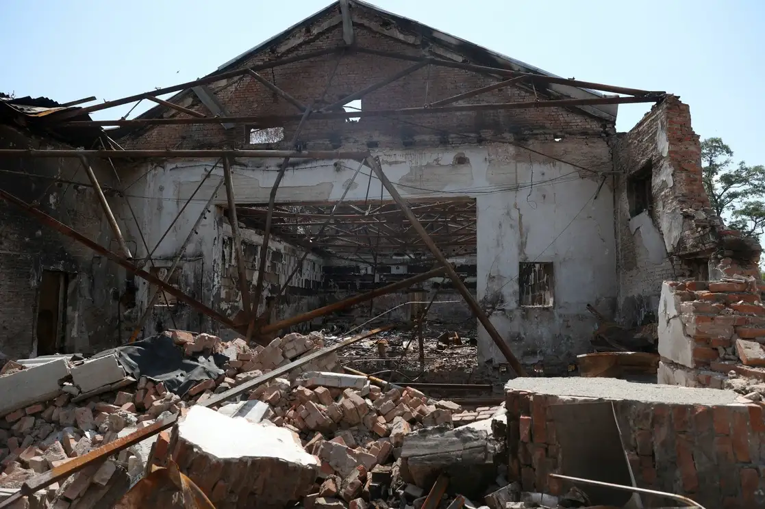 Un inmueble que albergaba la Casa de la Cultura en Soledar, región de Donietsk, fue destruida por un bombardeo, el 24 de julio de 2022. Foto Afp
