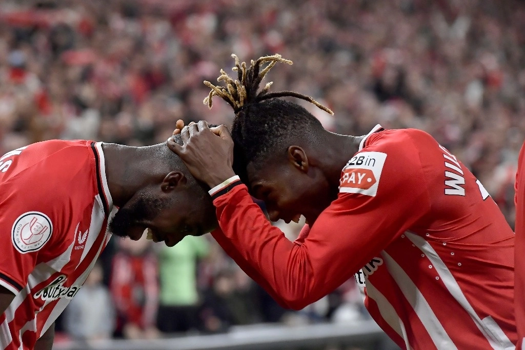 Los hermanos Iñaki (izq.) y Nico (der.) Williams le dieron al Athletic de Bilbao el pase a semifinales de la Copa del Rey tras vencer en la prórroga 4-2 al Barcelona. Foto Ap.