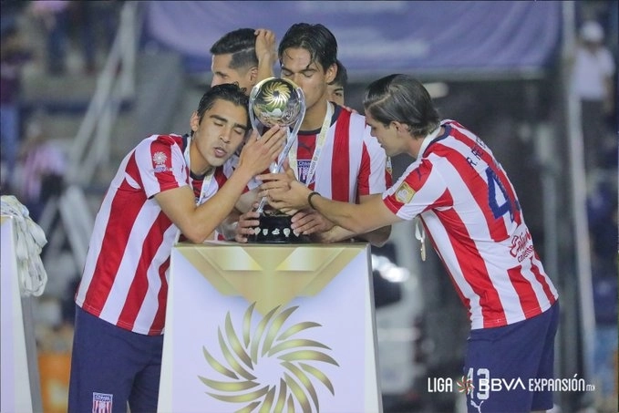 Jugadores del Tapatío tocan la copa del Campeón de Campeones al celebrar su triunfo. Foto Liga MX Expansión 
