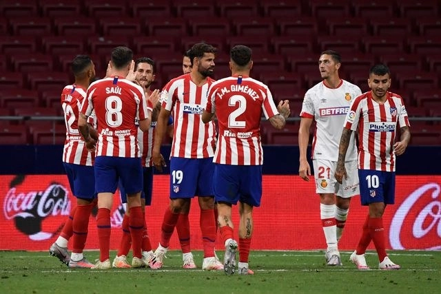 Los jugadores del Atlético de Madrid celebran después de marcar su tercer gol durante el partido contra el Mallorca. Foto Afp