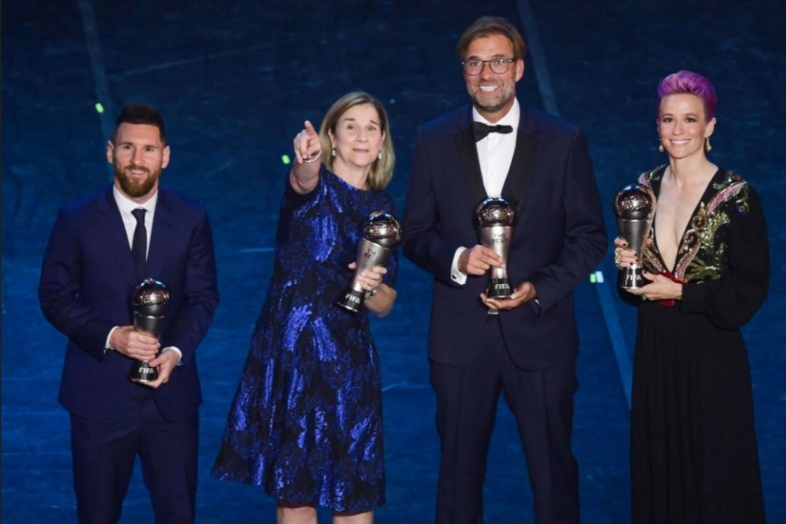 De izquierda a derecha: Lionel Messi, Jill Ellis, Jürgen Klopp y Megan Rapinoe, los mejores jugadores y entrenadores FIFA 2019. Foto Afp