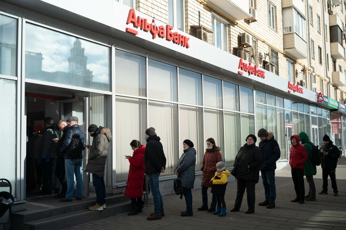 Desde hace días, la banca rusa tiene gran demanda de disposiciones en efectivo en sucursales y cajeros automáticos. Los ciudadanos están preocupados porque las sanciones internacionales desencadenen una escasez de capital y las instituciones de crédito decidan interrumpir los pagos. La imagen, del 27 de febrero de 2022. Foto Ap