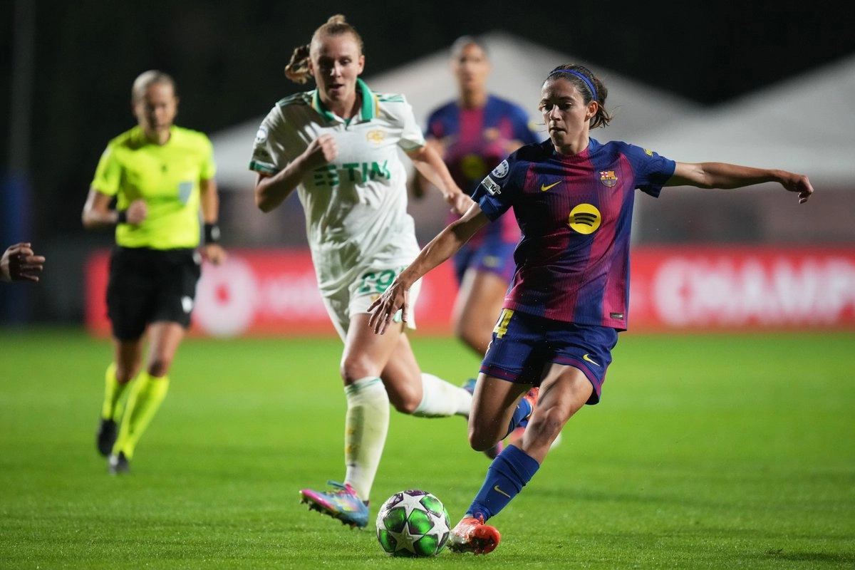Aitana Bonmati del Barcelona controla el balón durante el partido de la Liga de Campeones Femenina entre la Roma y el Barcelona, ​​en el estadio Tre Fontane de Roma, el miércoles 15 de octubre de 2025. Foto